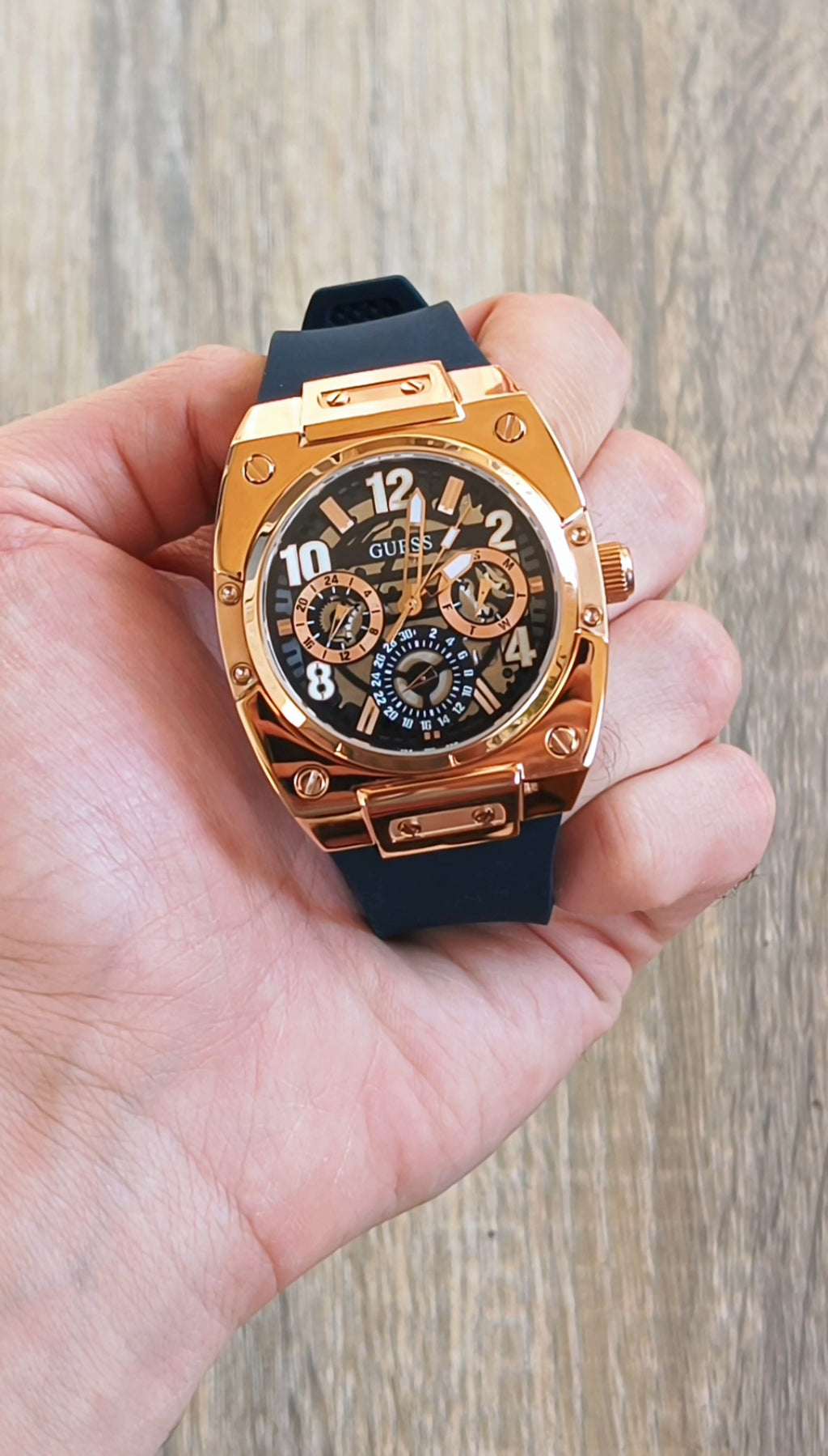 Guess GW0569G3