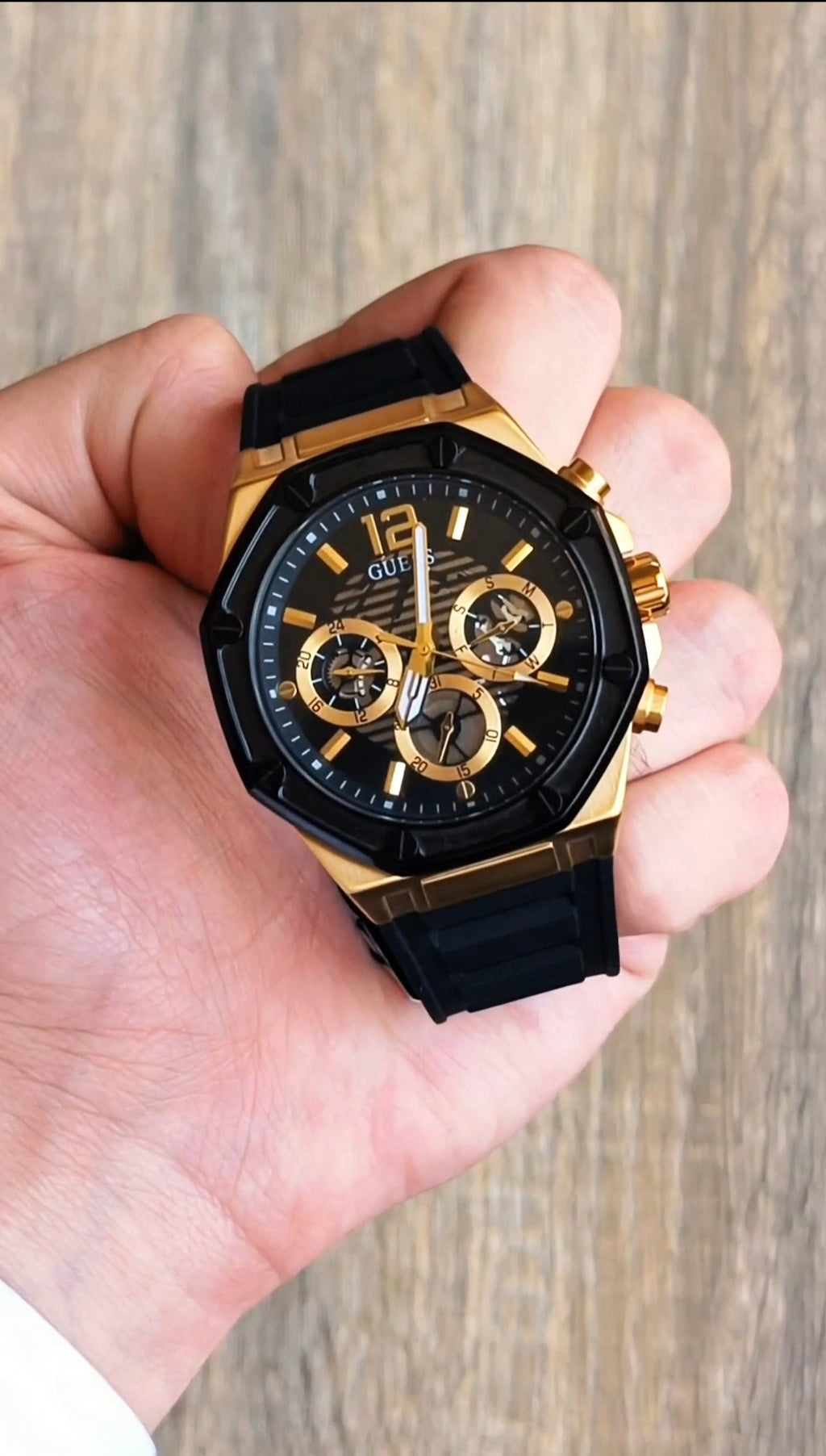 Guess GW0263G1
